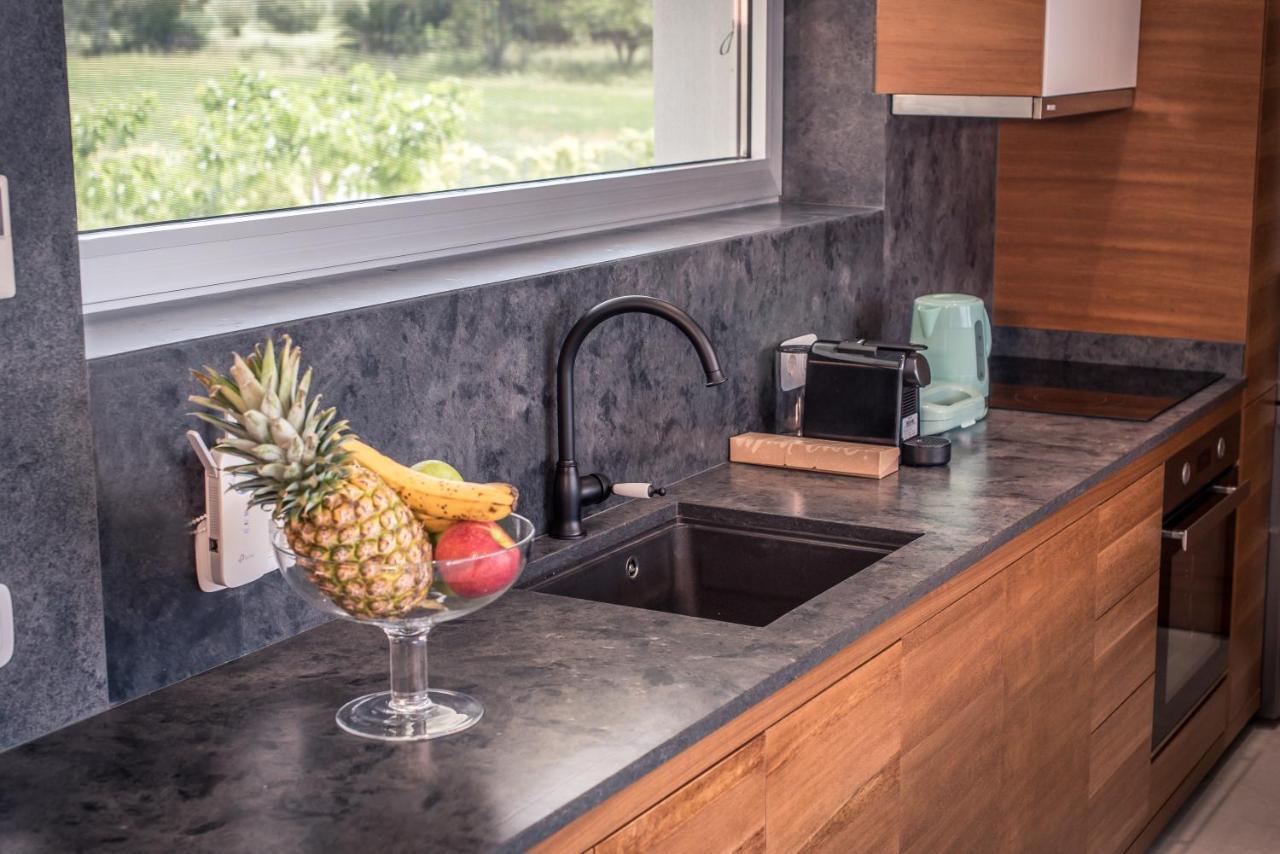 Varko Luxury Suites Paleros 外观 照片